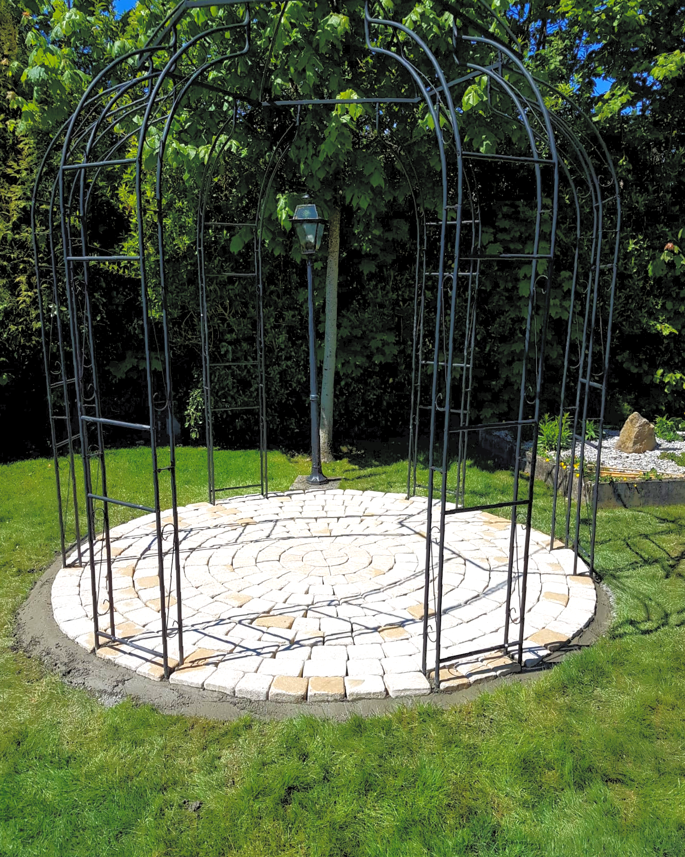 belvédère de jardin et pavage