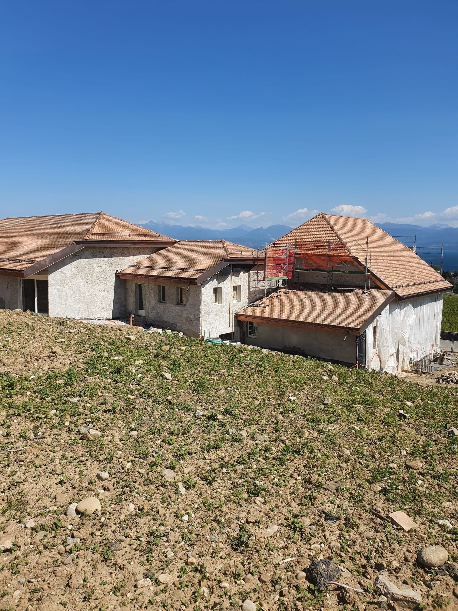 Un groupe de maisons situées au sommet d'une colline de terre