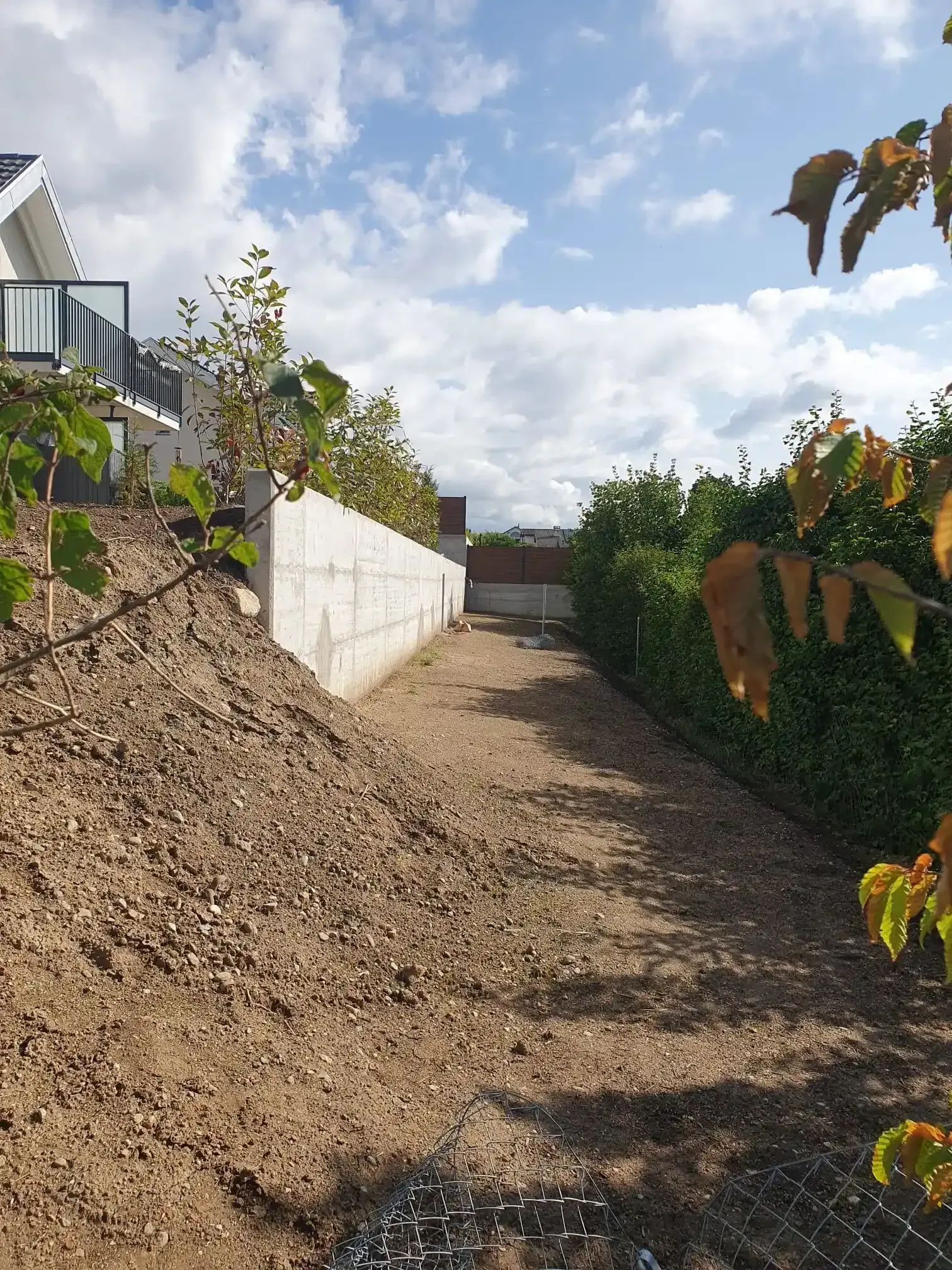 Un chemin de terre avec une maison en arrière-plan