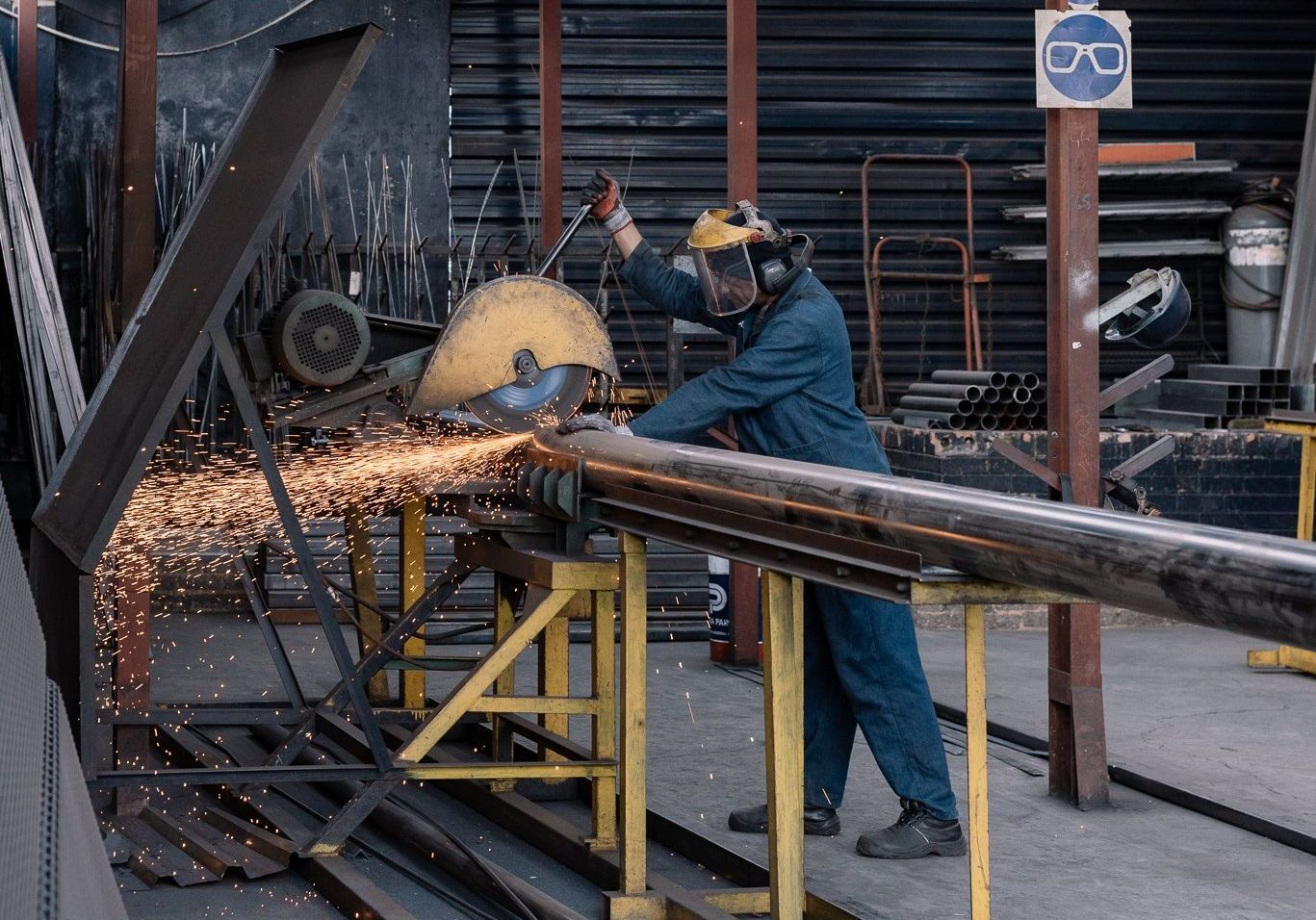 njr worker cutting steel to length