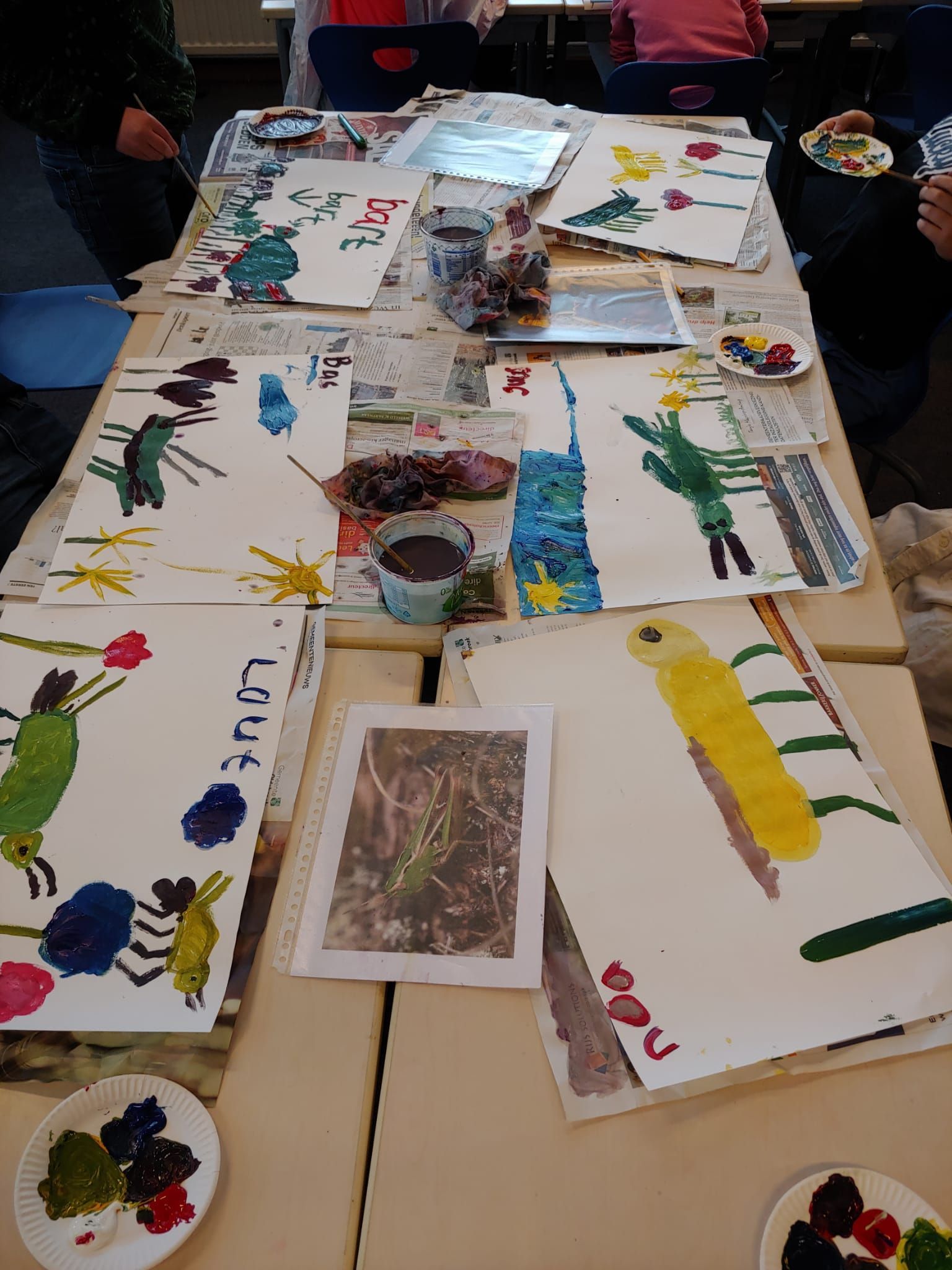 een sprinkhaan schilderen met de basiskleuren rood, geel en blauw