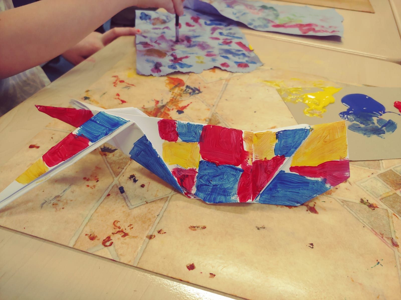 origami sprinkhaan beschilderen