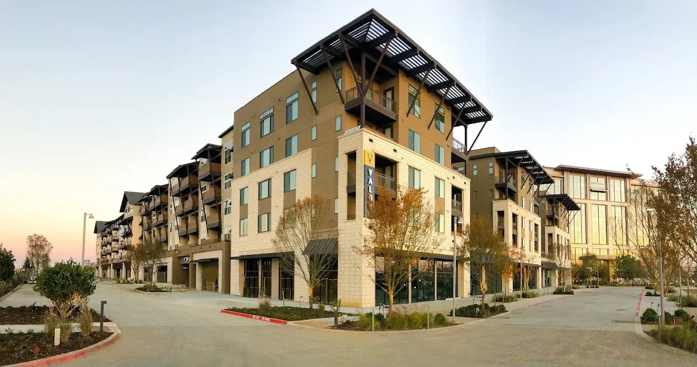Valor At The Realm apartment photo