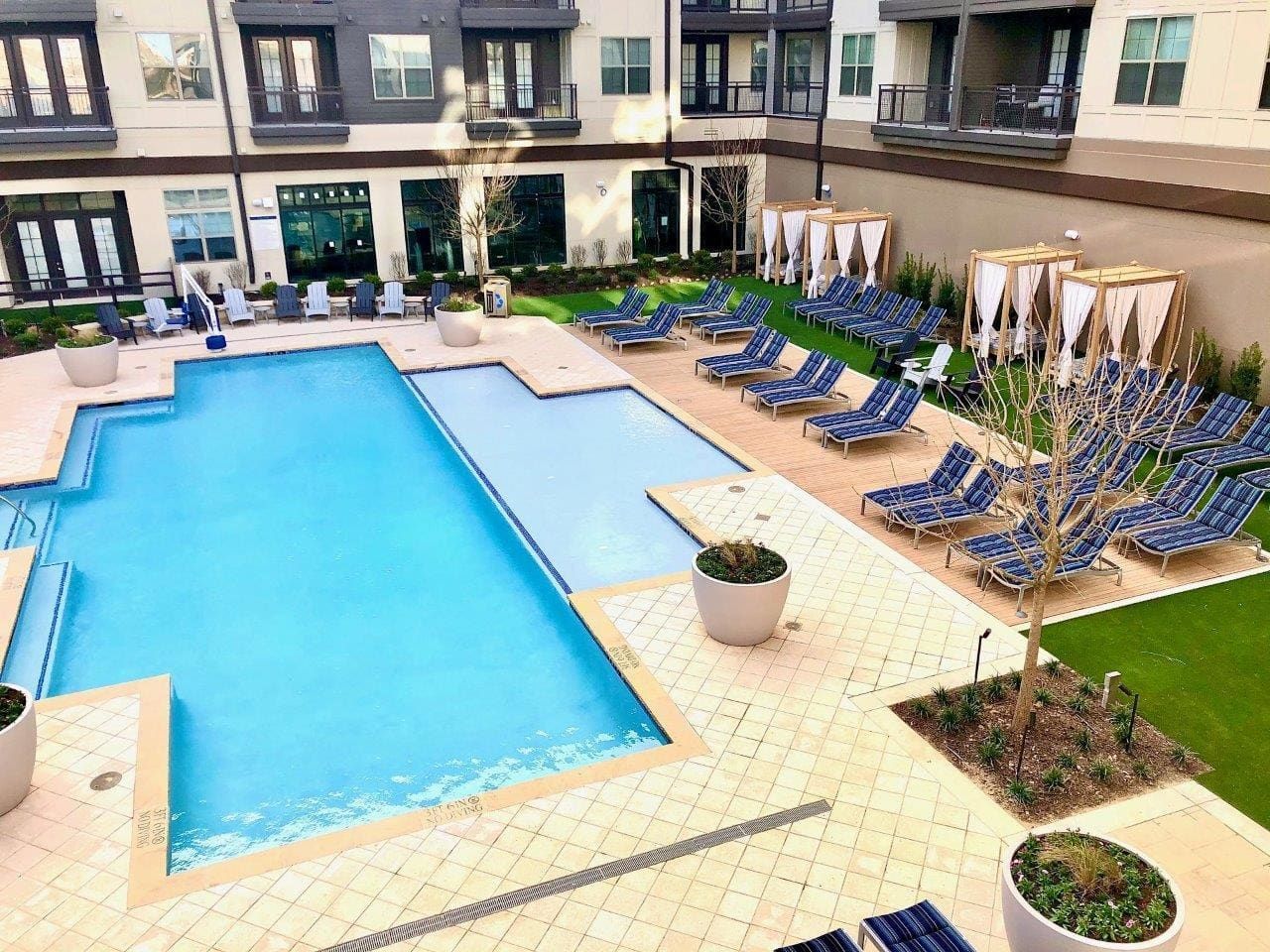 Swimming pool at Valor at the Realm in Lewisville, TX.