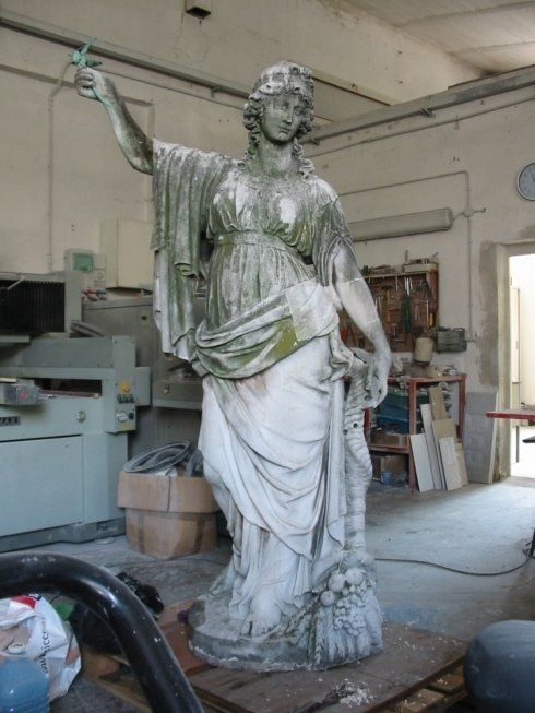 Cremona: statua della pace
