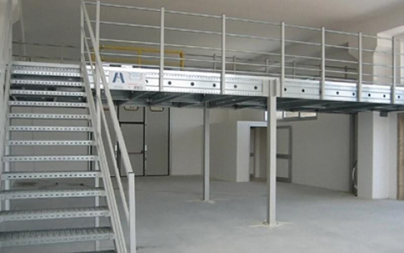 Scale in acciaio con ringhiera