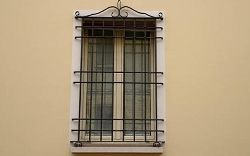 Grata in ferro battuto alla finestra
