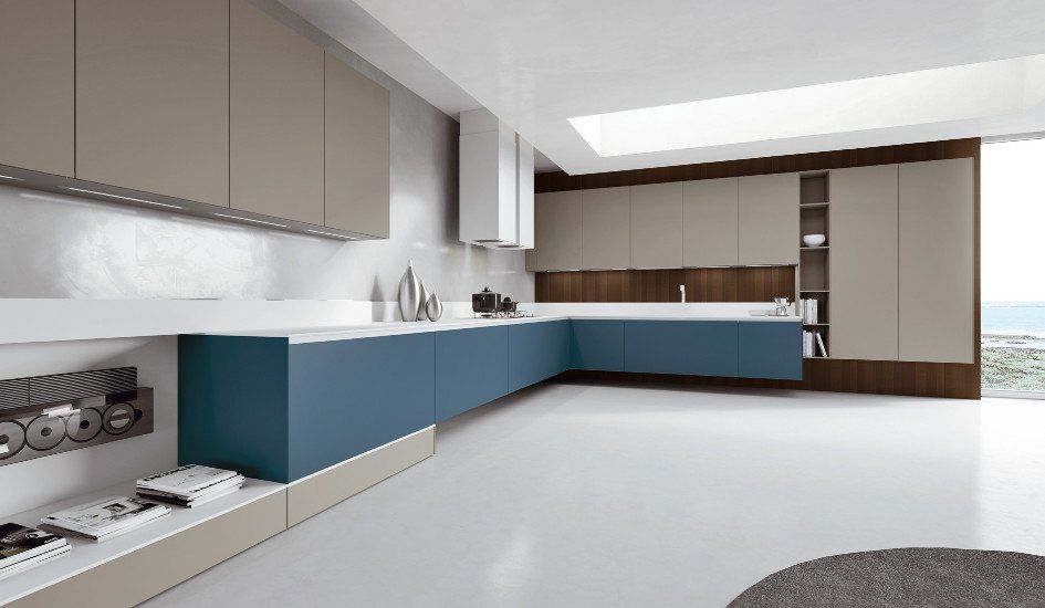 una cucina angolare con dei mobili di color blu e grigio