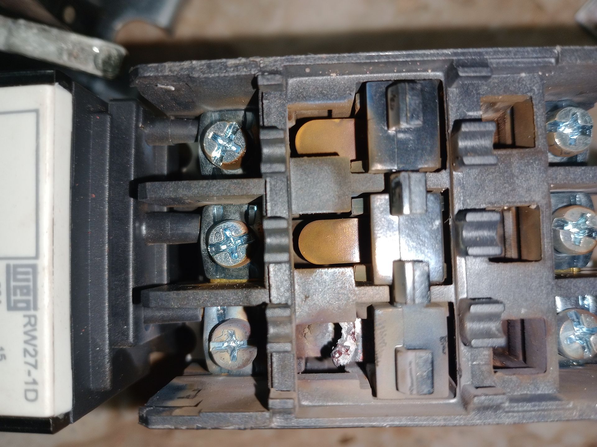 A close up of the inside of a contactor with the letters id on it