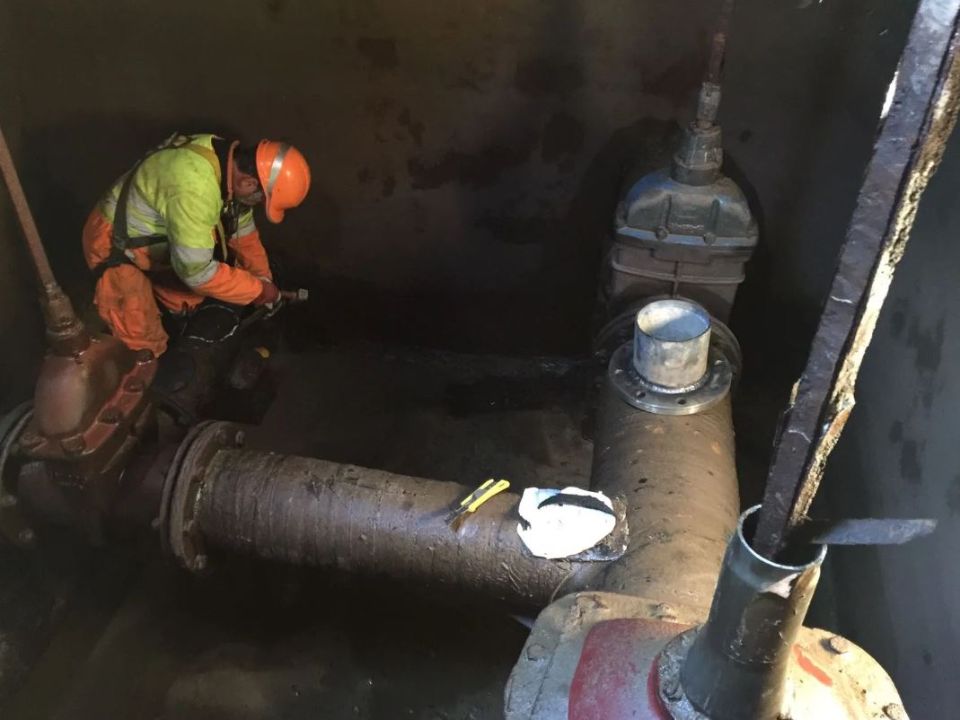 posa di acquedotti e tubature