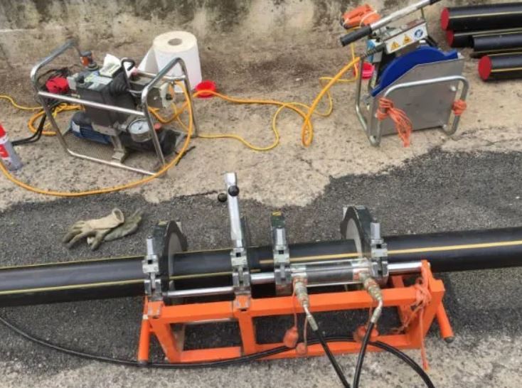 lavori stradali per posa tubature