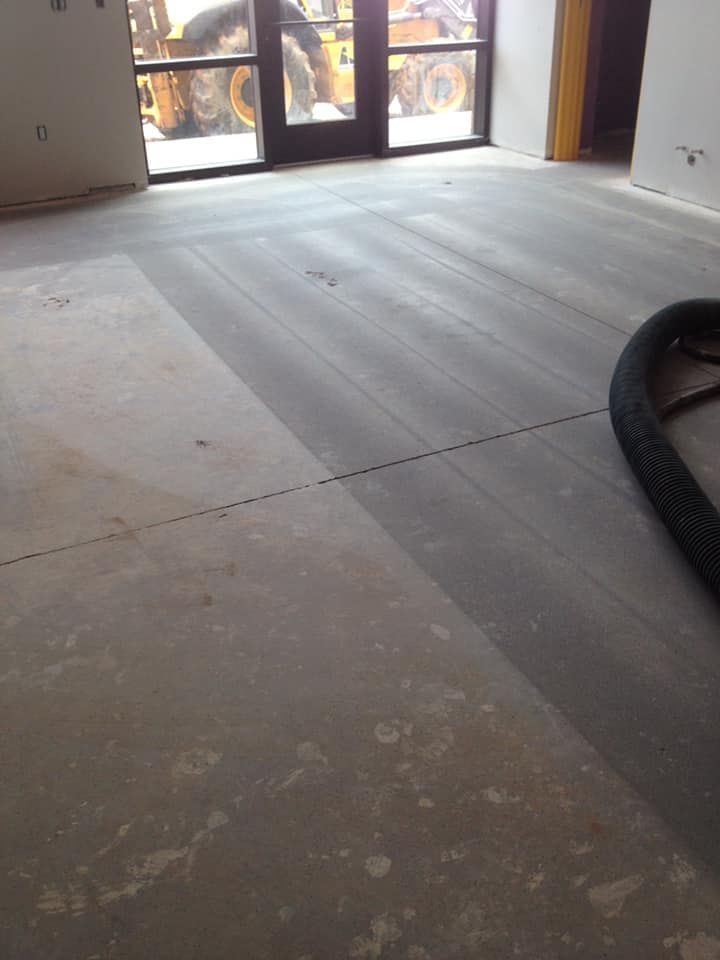 A vacuum hose is sitting on the floor of a room.