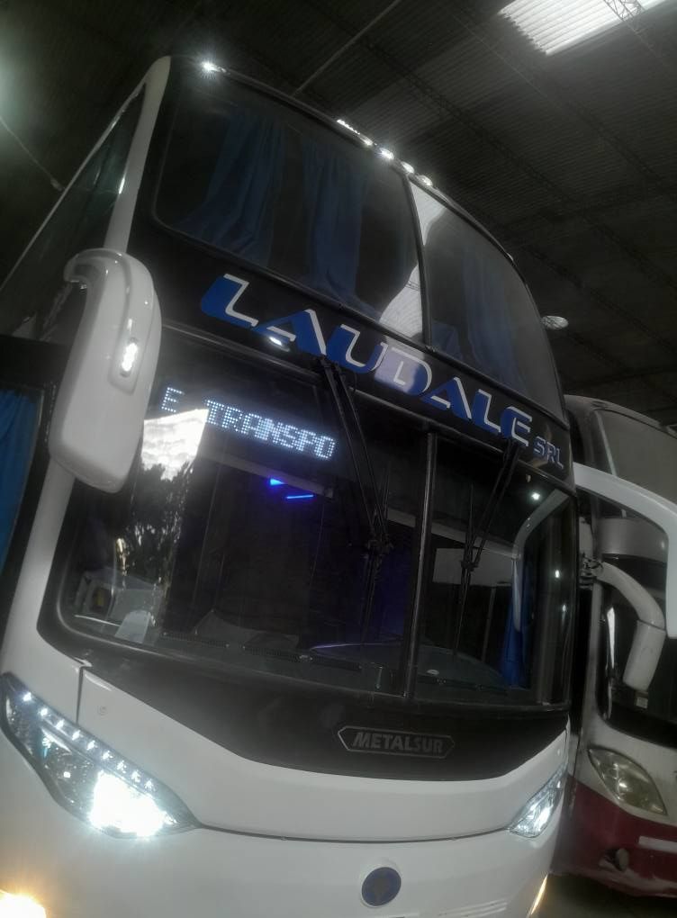 Autobús de dos pisos blanco y azul con las letras