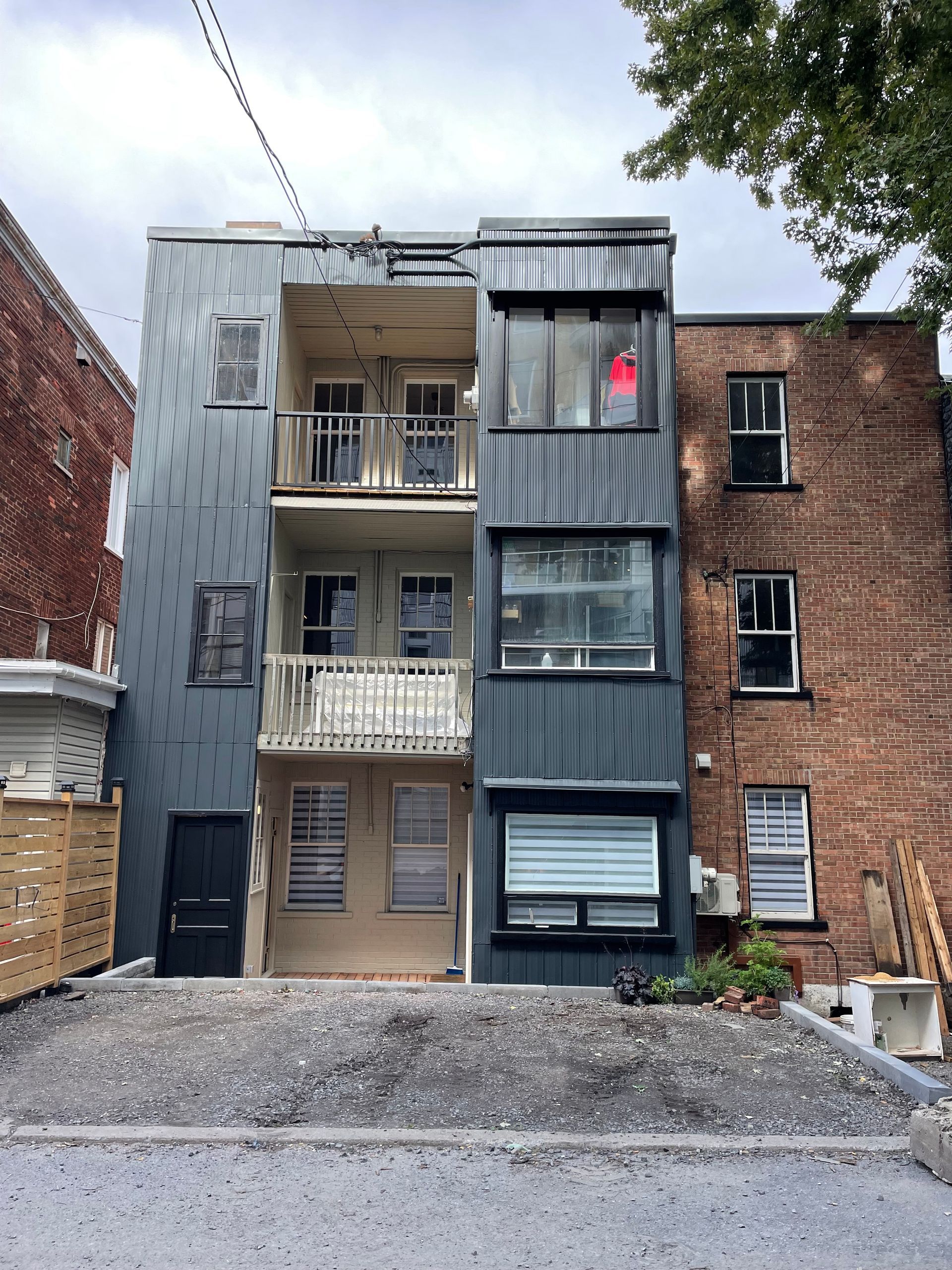 Un grand bâtiment avec beaucoup de fenêtres et de balcons