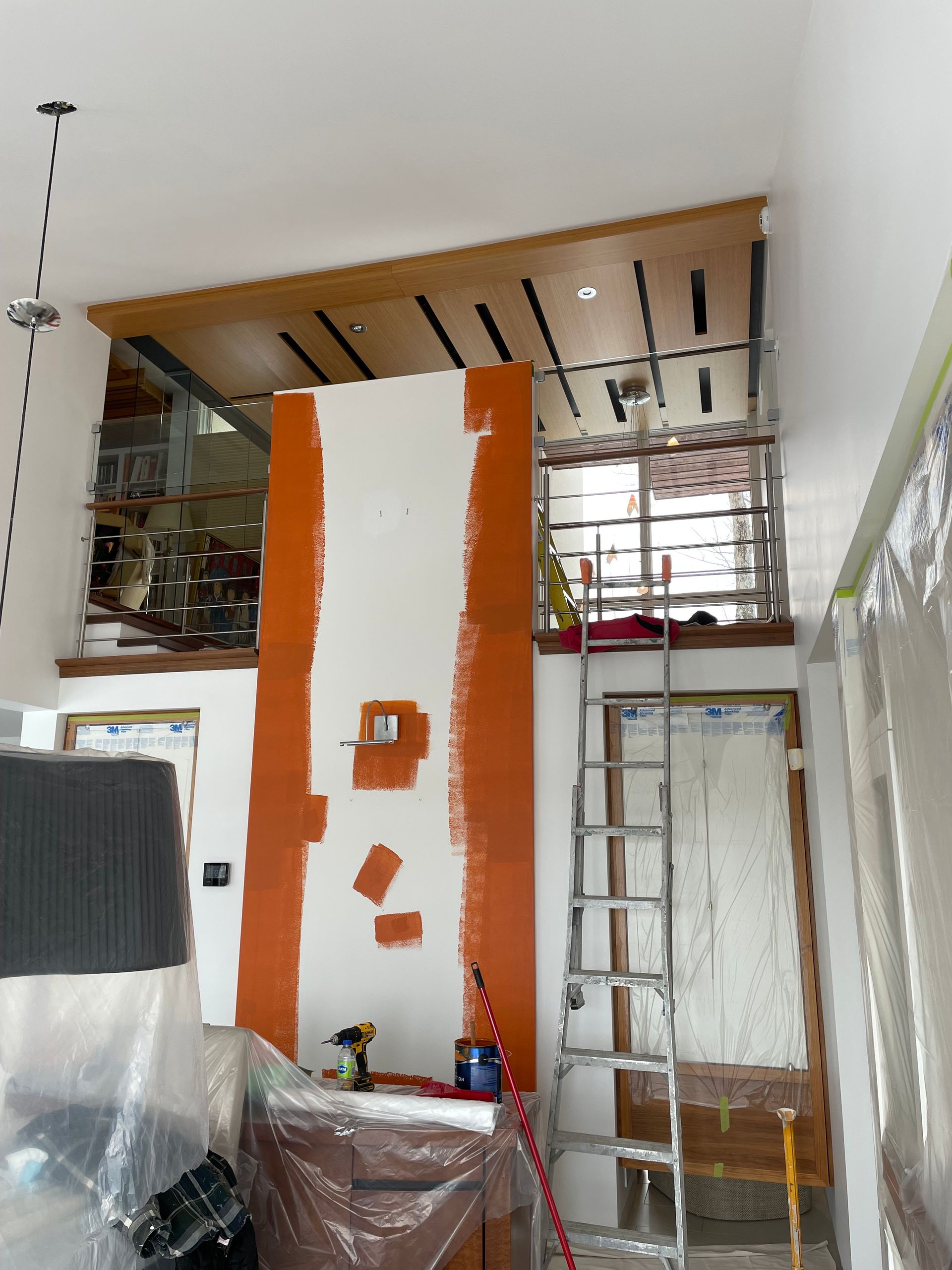 Une pièce peinte en orange et blanc