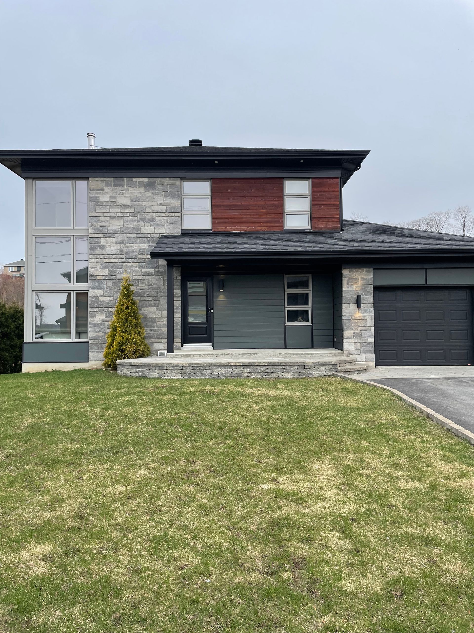 Une grande maison avec une pelouse verte luxuriante devant elle.