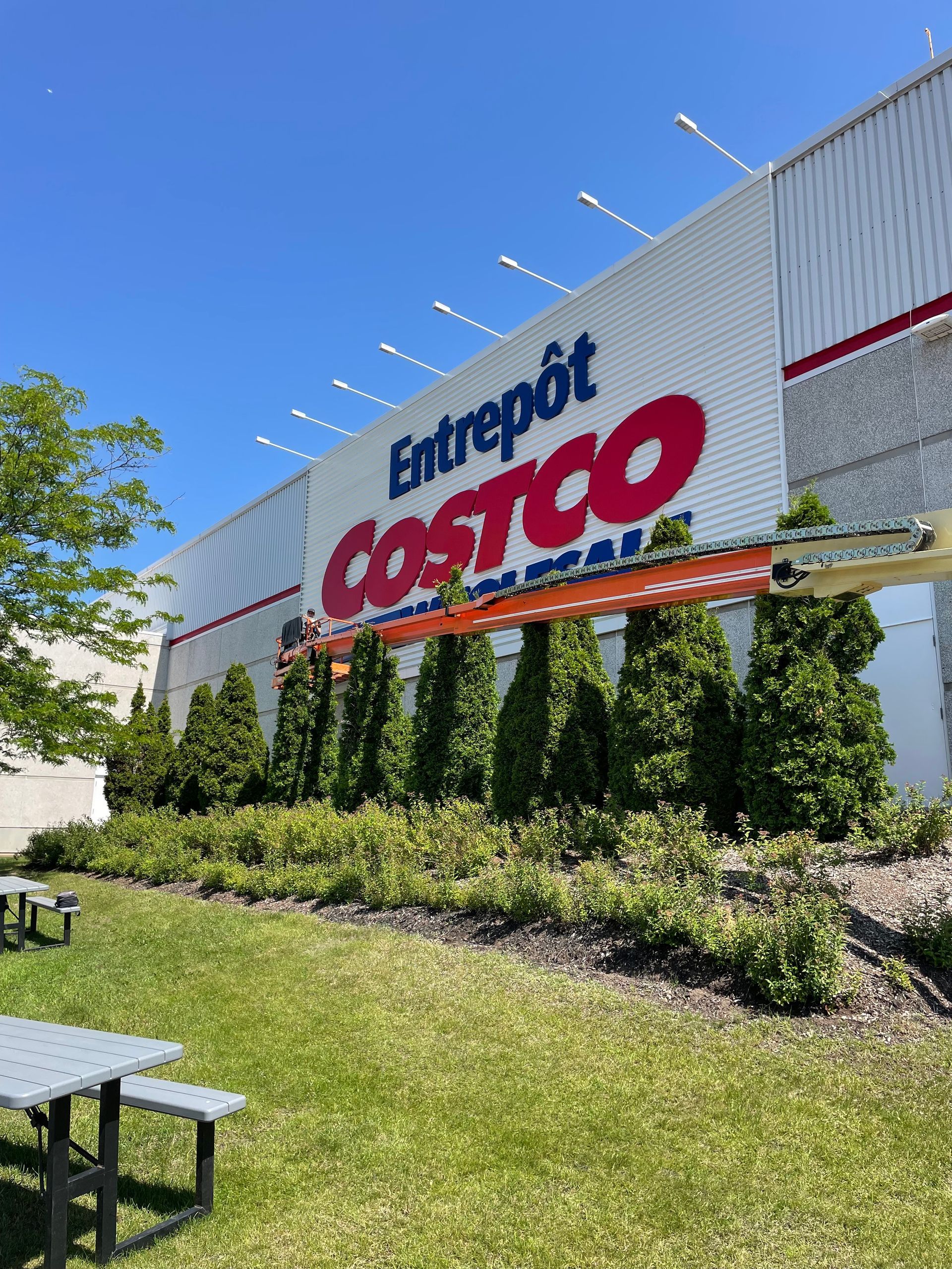 Un grand magasin Costco avec une grande enseigne sur le côté