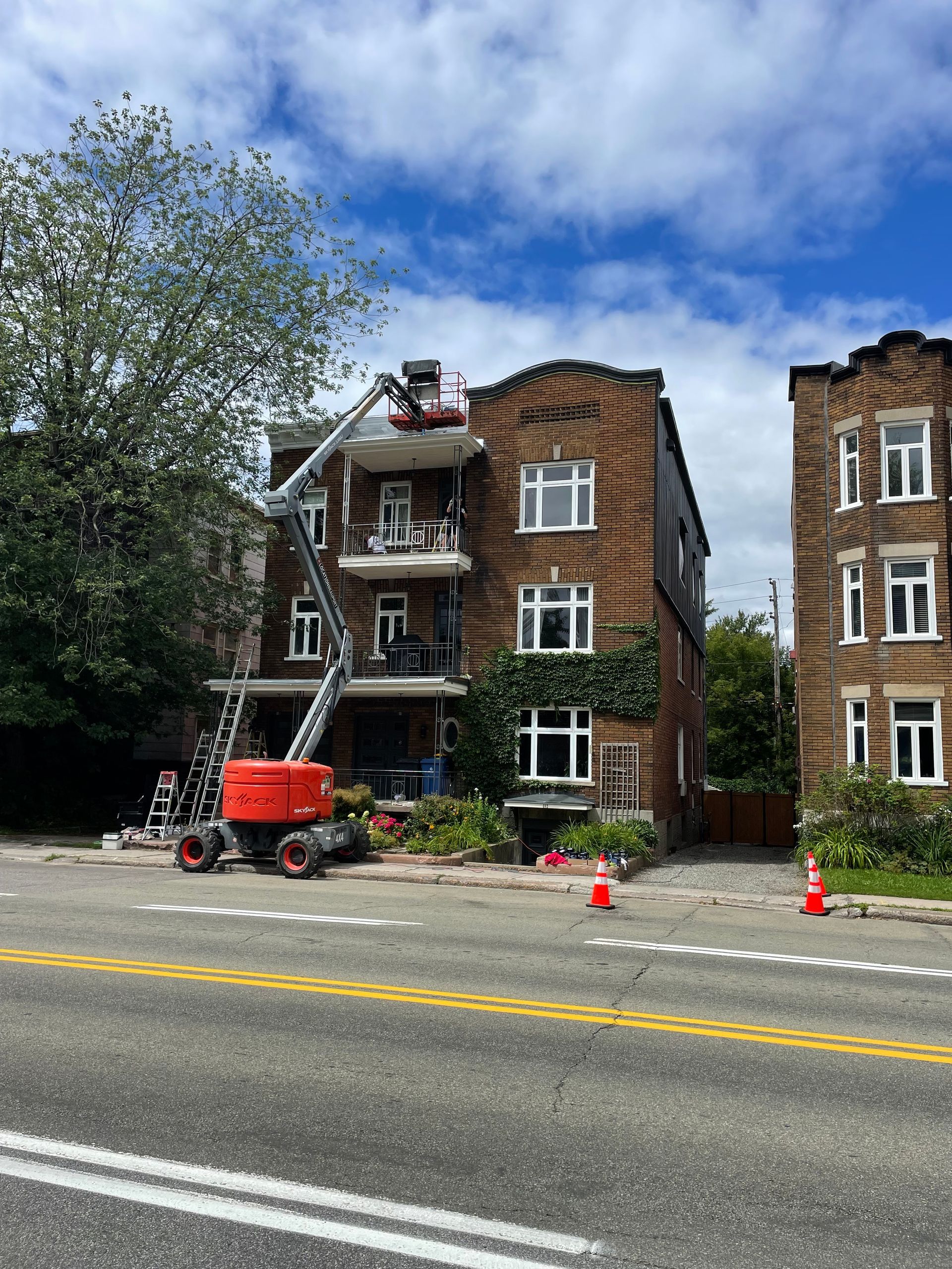 Un grand bâtiment en brique avec une grue sur le côté.
