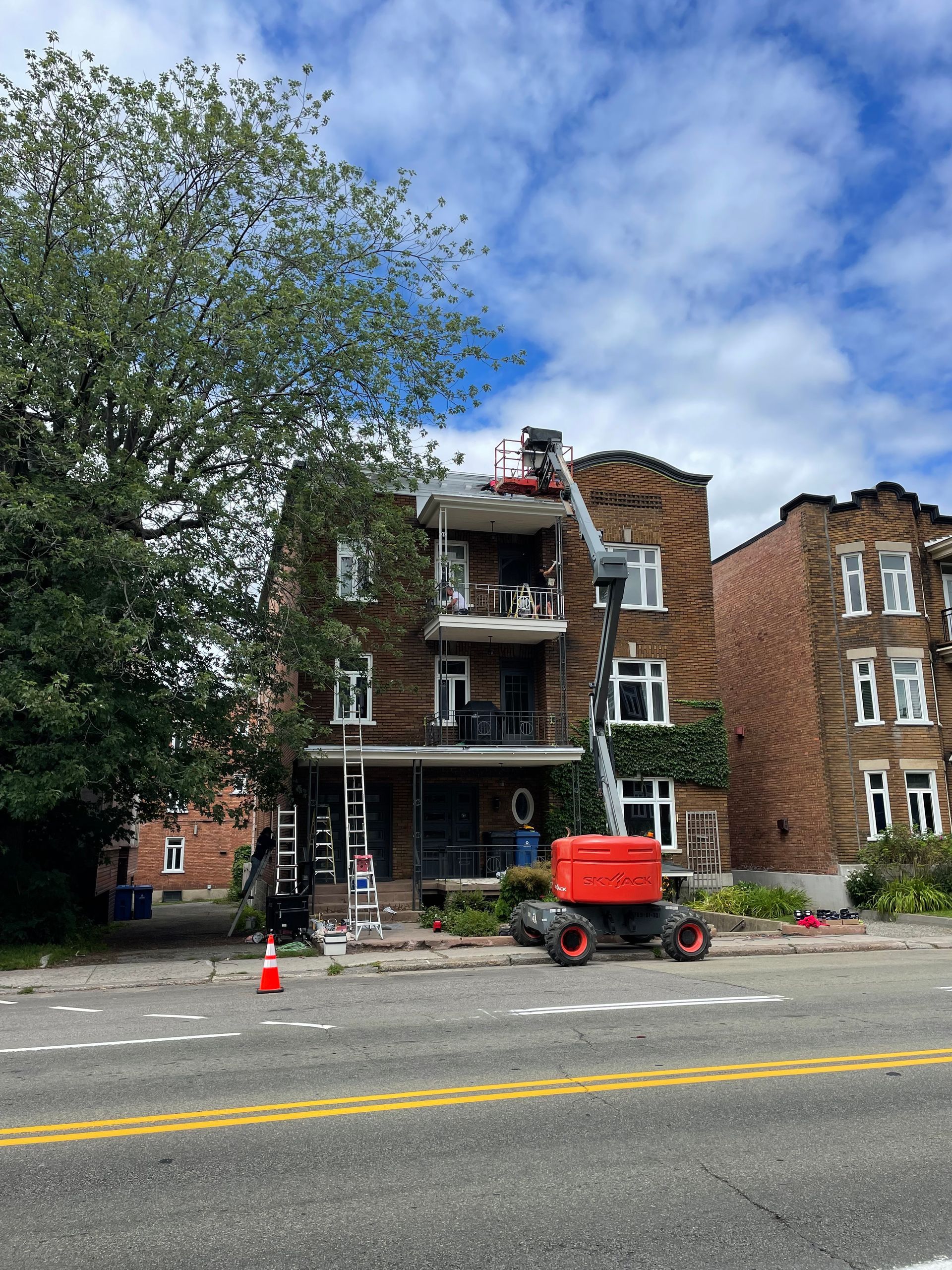 Un grand bâtiment en brique surmonté d'une grue.