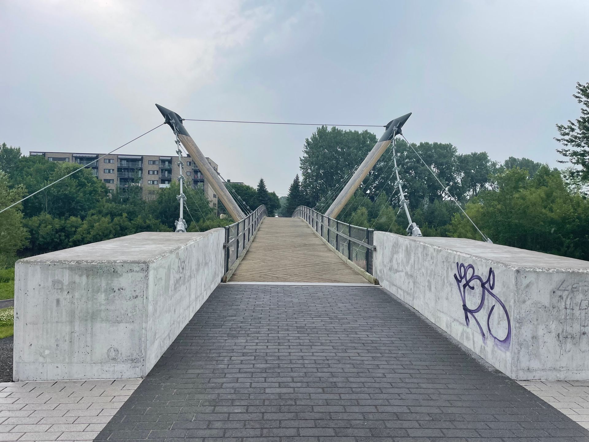 Un pont avec des graffitis sur le côté