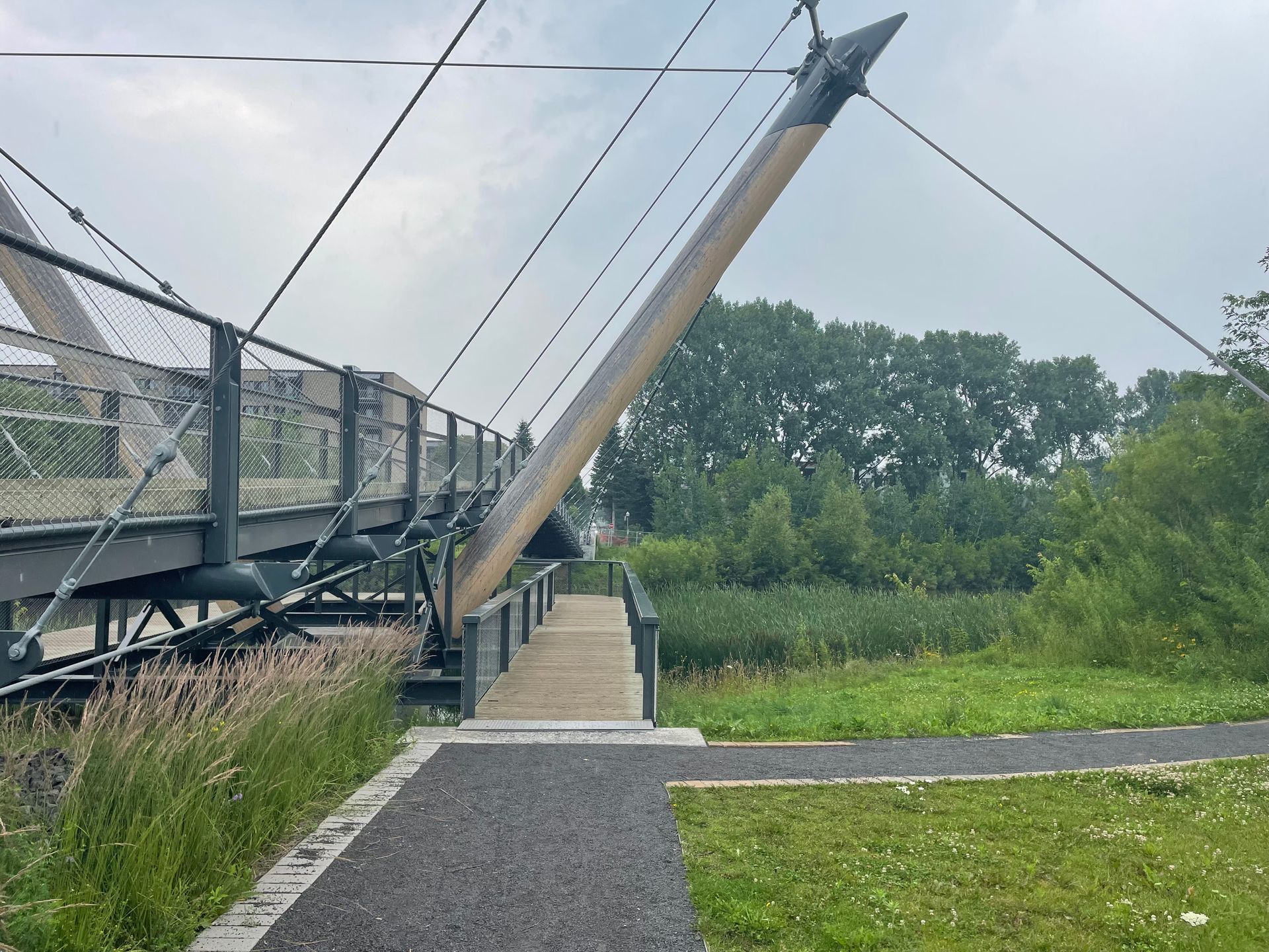 Un pont sur une rivière avec des arbres en arrière-plan