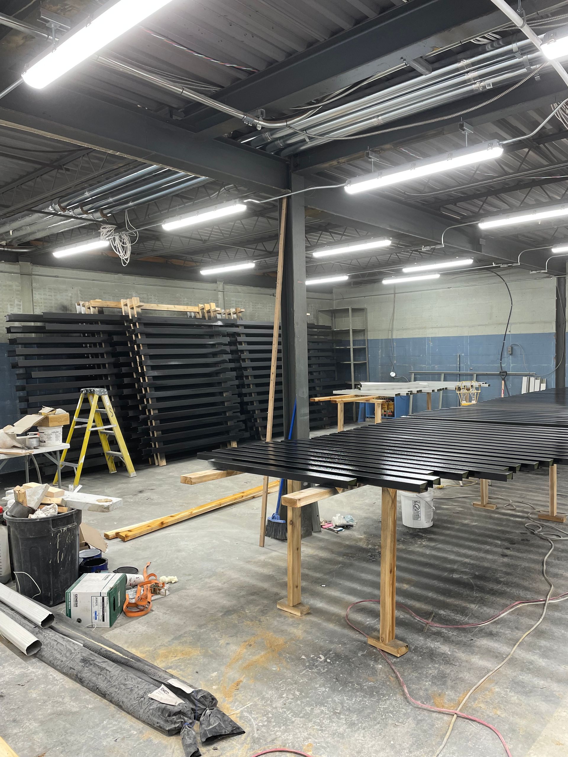 Un entrepôt rempli de nombreux cartons et d'une échelle.