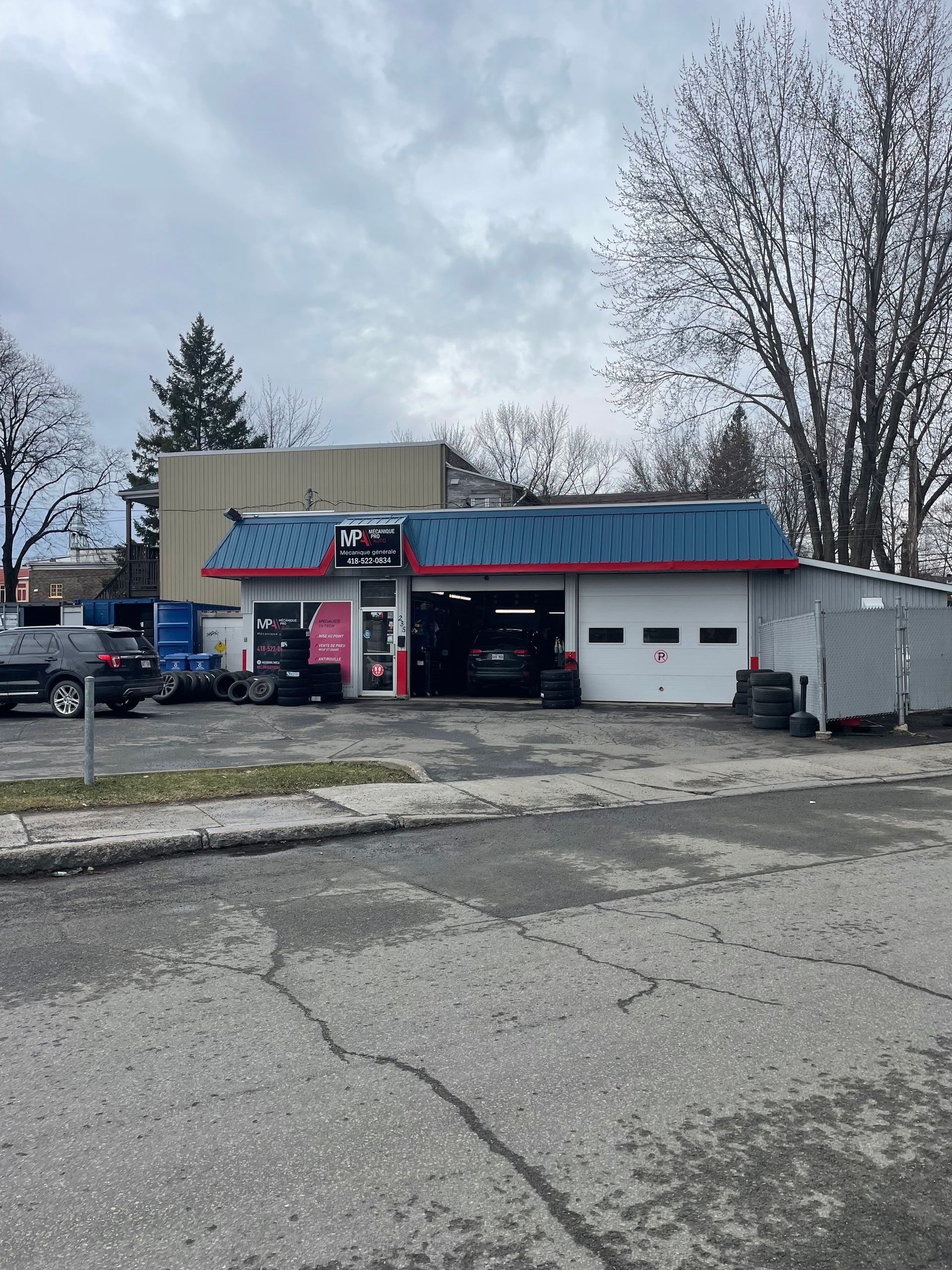 Un garage avec un toit bleu et une bordure rouge