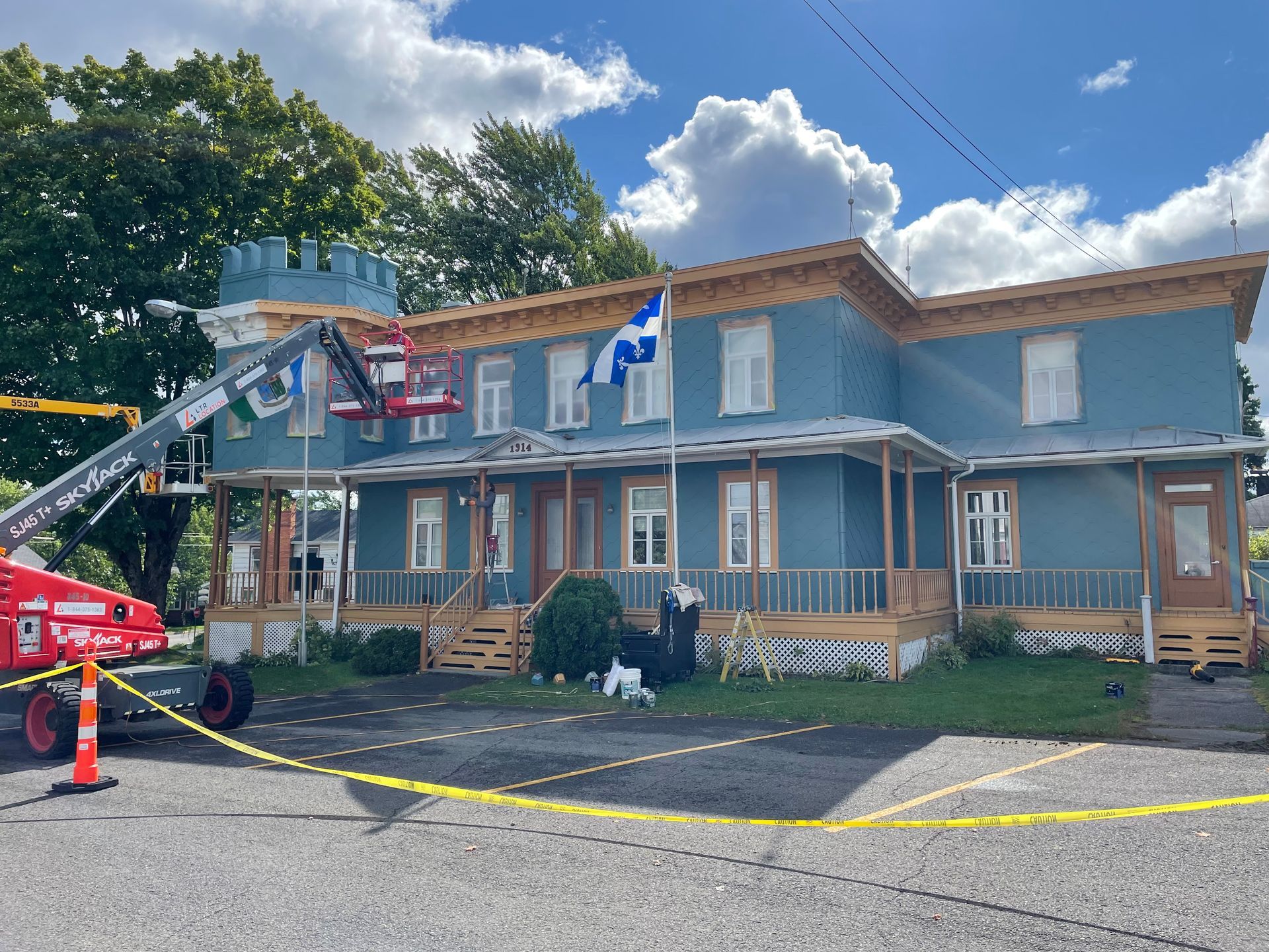 Un grand bâtiment bleu avec un drapeau au sommet.