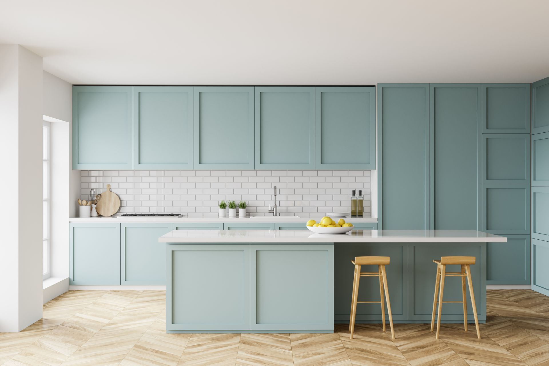 Deux personnes peignent un plafond blanc au rouleau ; intérieur d'une pièce, meubles recouverts de bâches en plastique.