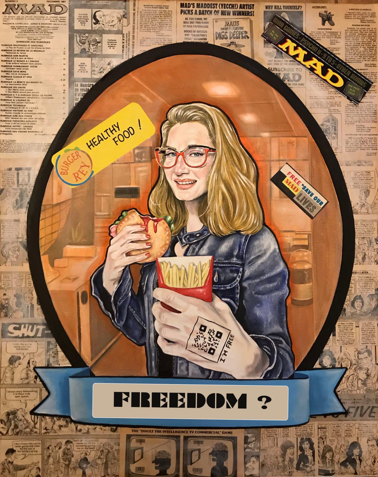 femme mangeant un hamburger avec un QR code tatoué sur la main