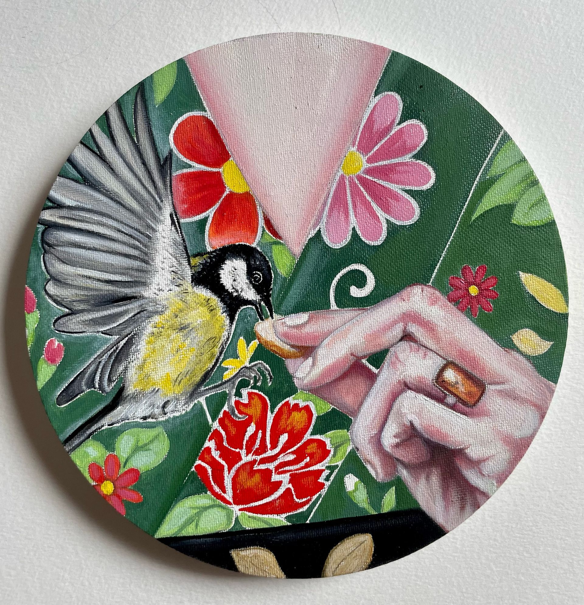 un oiseau qui mange dans les mains d'une femme asiatique portant un kimono