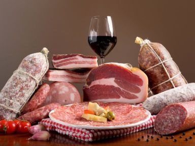 Bicchiere di vino con tagliere