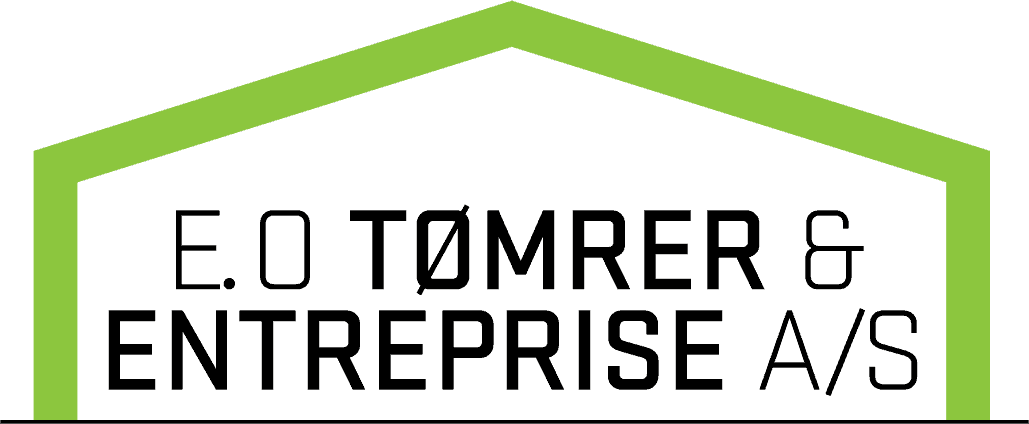Logo for EO Tømrer & Entreprise A/S med sort tekst i en grøn, husformet ramme.