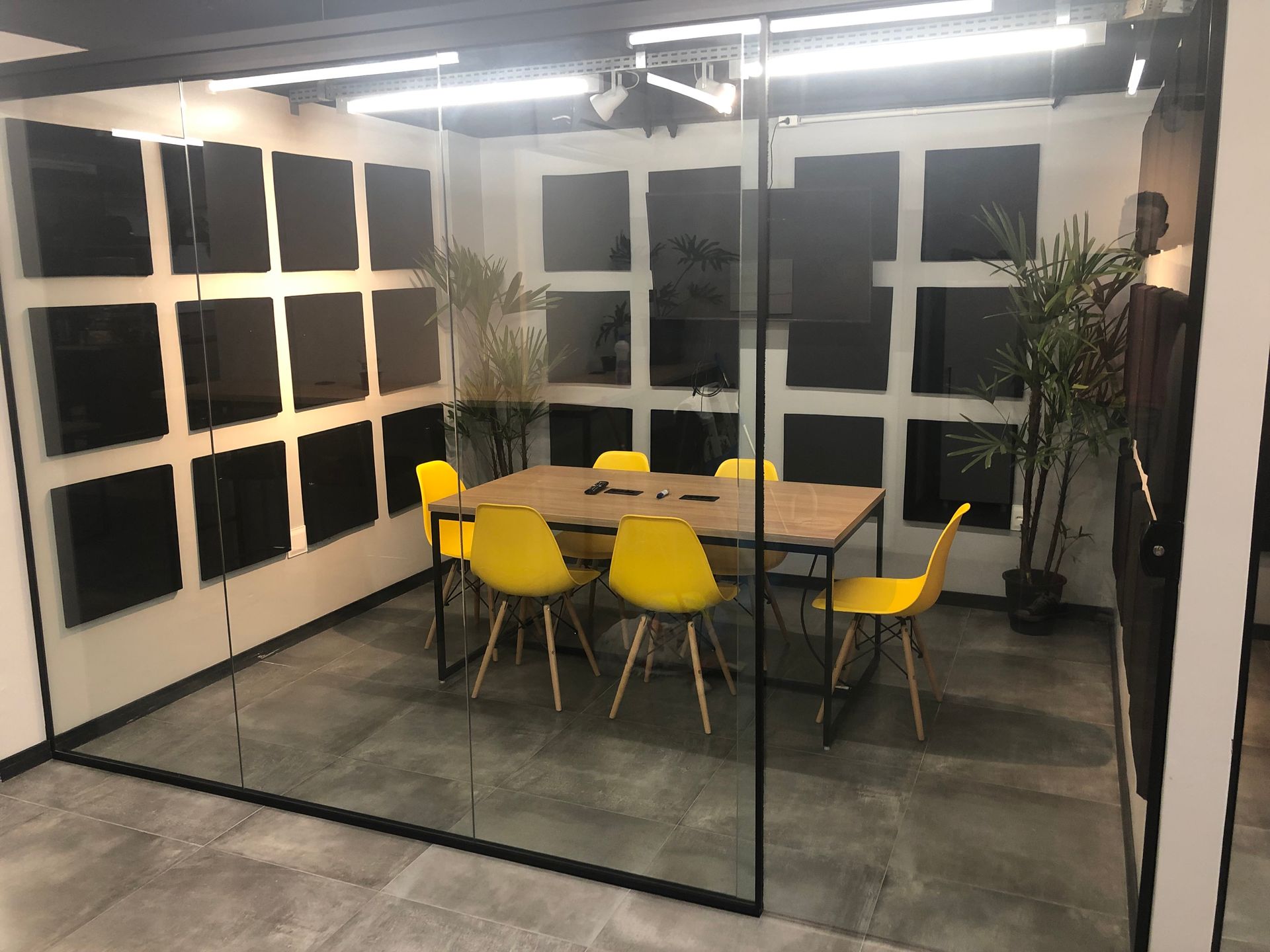 Uma sala de conferências com uma mesa e cadeiras no Sandbox Coworking