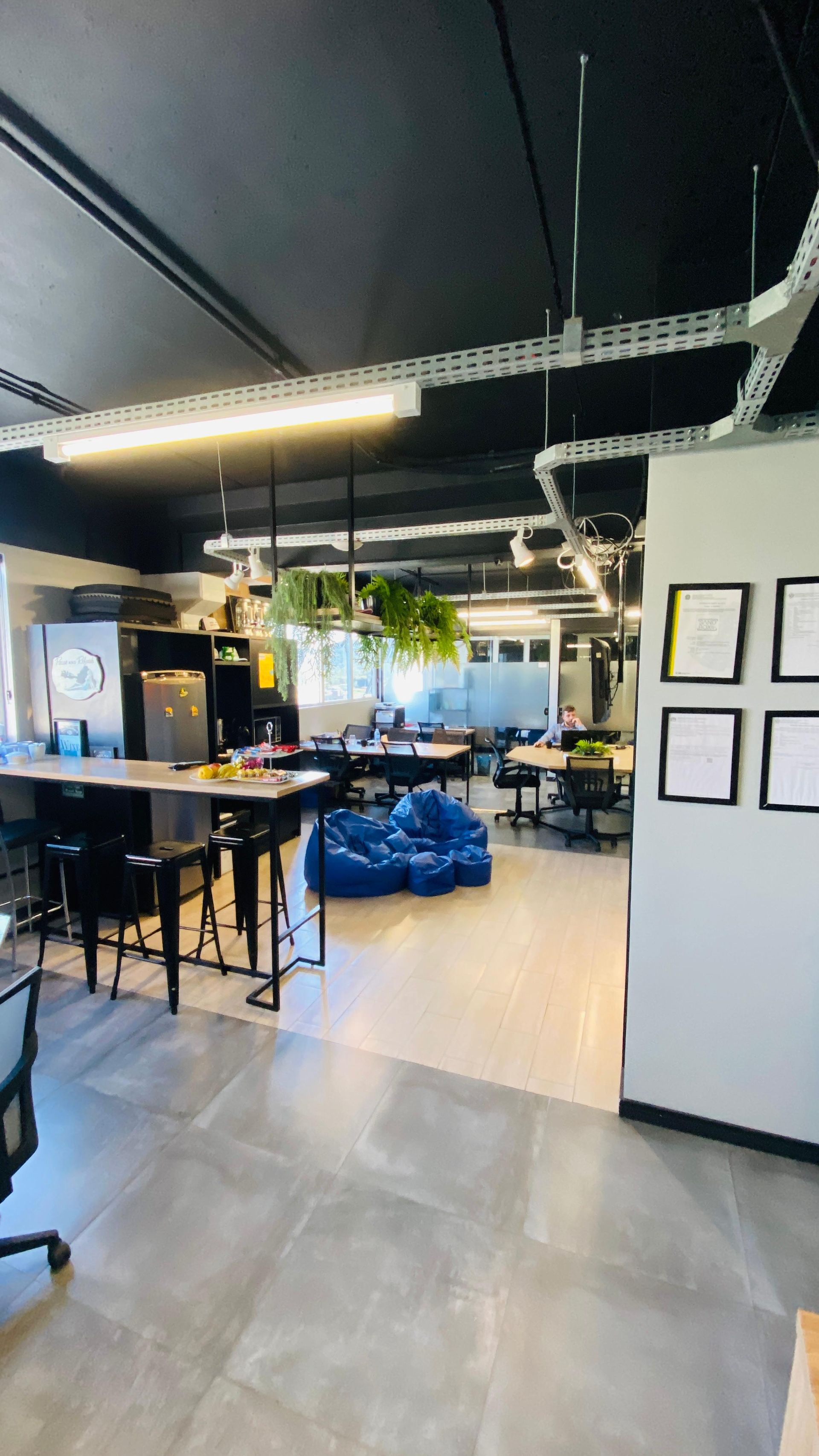 Uma sala grande com mesas e cadeiras.