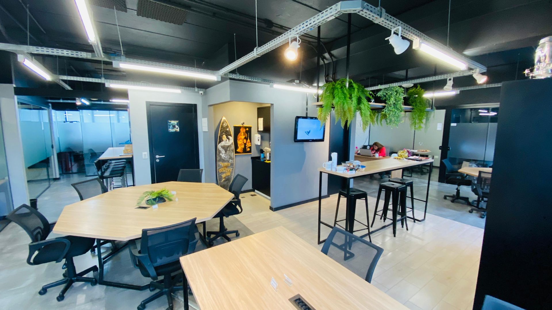 Há muitas mesas e cadeiras nesta sala.