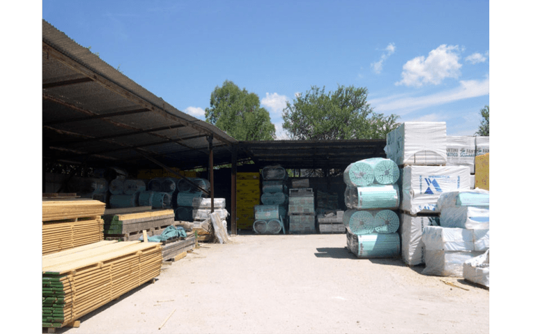 magazzino con materiale edile imballato