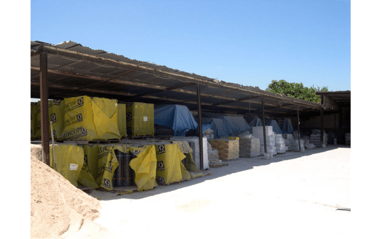 deposito coperto di materiale edile