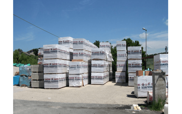bancali di materiale edile in esposizione