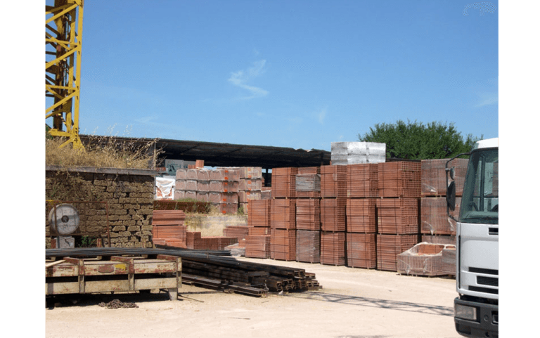 materiali edili in magazzino all'aperto