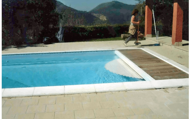 piscina privata con siepi
