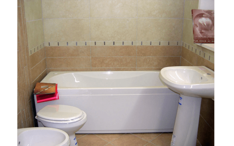 sanitari e vasca da bagno bianchi