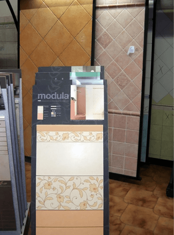 piastrelle in esposizione in showrooom