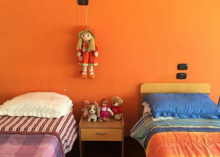 camera doppia con bambole