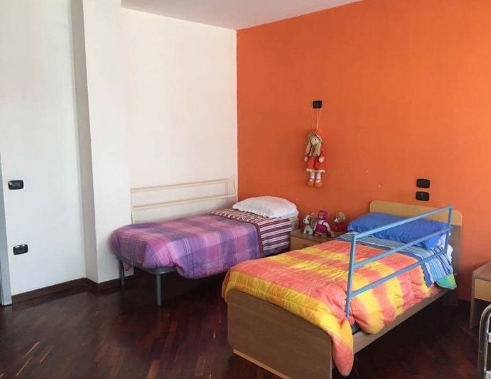 camera doppia con parete arancione