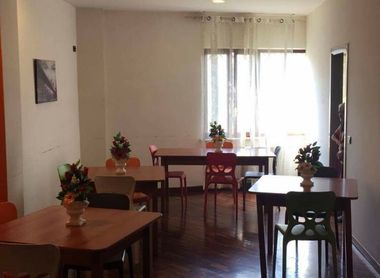 sala pranzo con tavoli, sedie e vasi di fiori