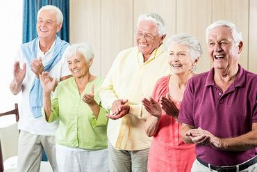 Anziani felici battono le mani