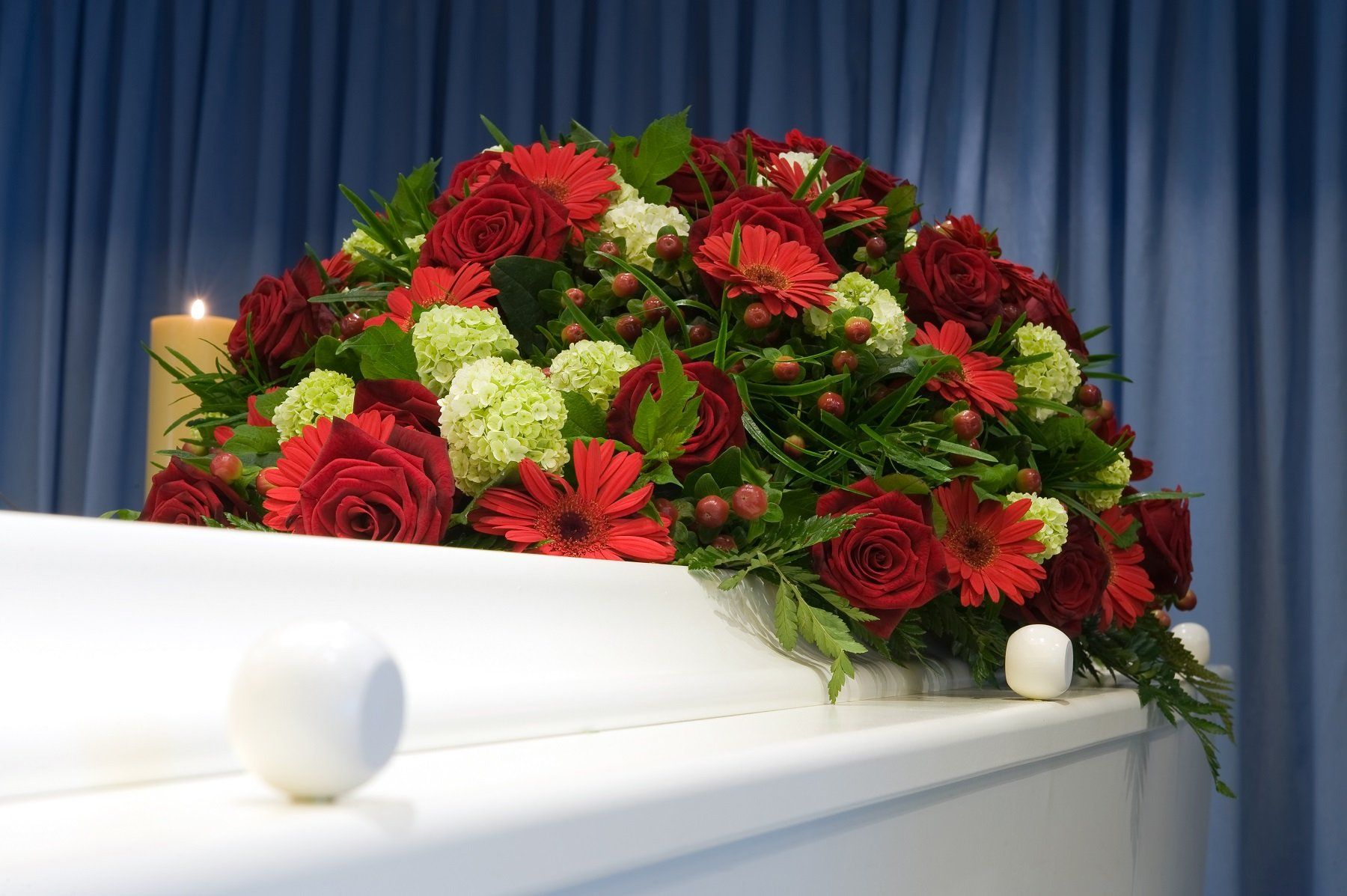 Bara bianca con composizione floreale rossa e verde.