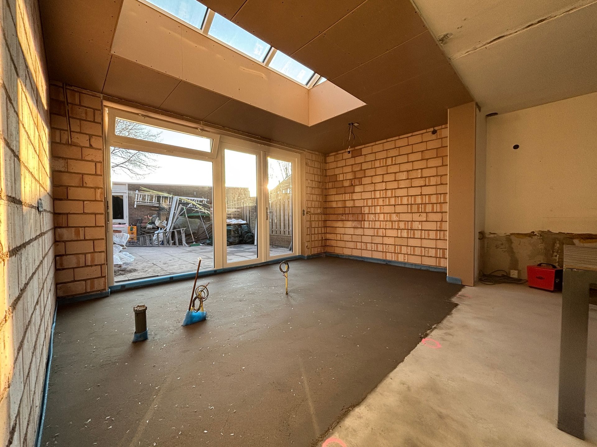 Een bakstenen huis met een terras ervoor