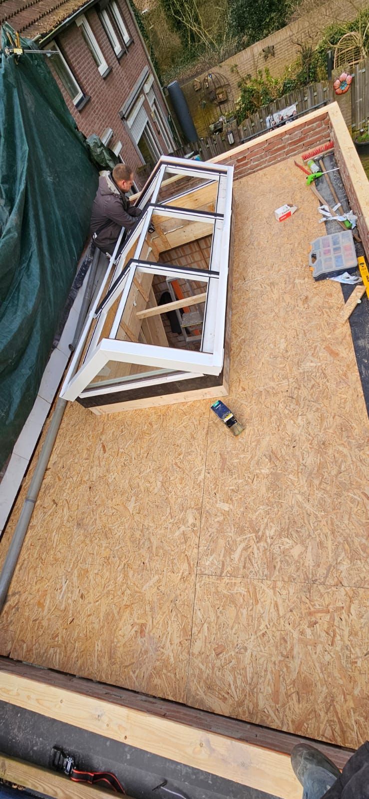 Een aanbouw met een lichtstraat